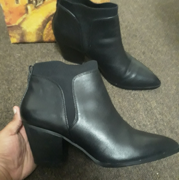 Like New in Box Bella Vita Lottie Chelsea Boot in a 9.5M - Picture 5 of 9